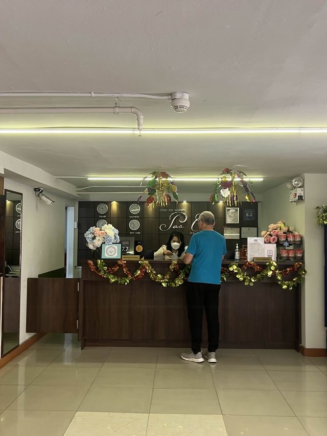 ที่พักหลักร้อยใจกลางบางรัก 🏨✨