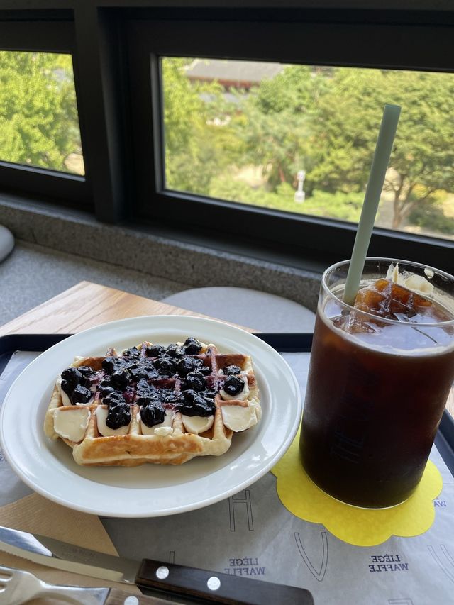 【市庁】徳寿宮を眺めながらいただくワッフル🇰🇷