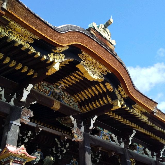 京都 北野天満宮の『なで牛』に雪が積もっていた。