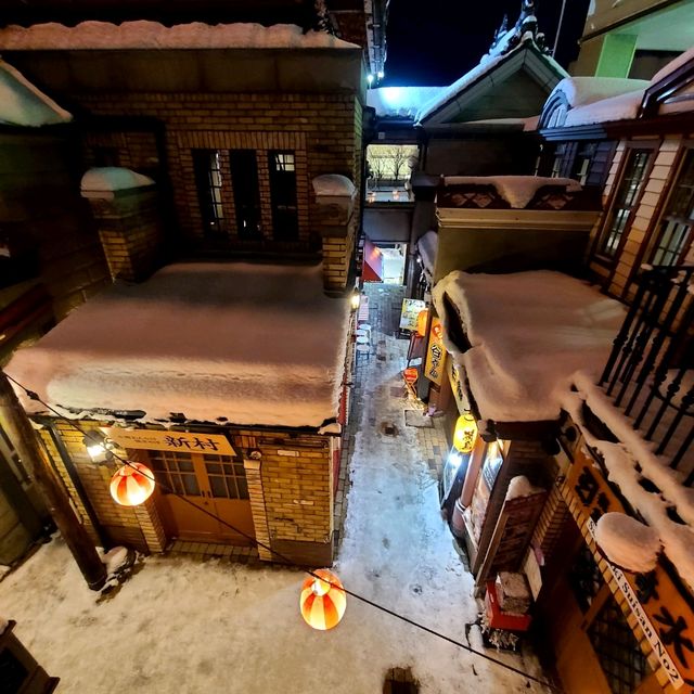 路地に入ったらコジャレたお店が立ち並ぶ【小樽出抜小路】✨