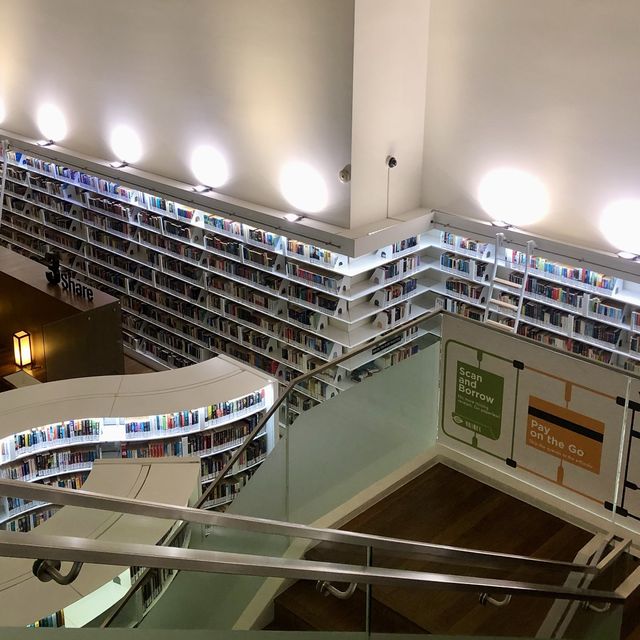 แวะไปอ่านหนังสือและถ่ายรูปที่ Library@orchard