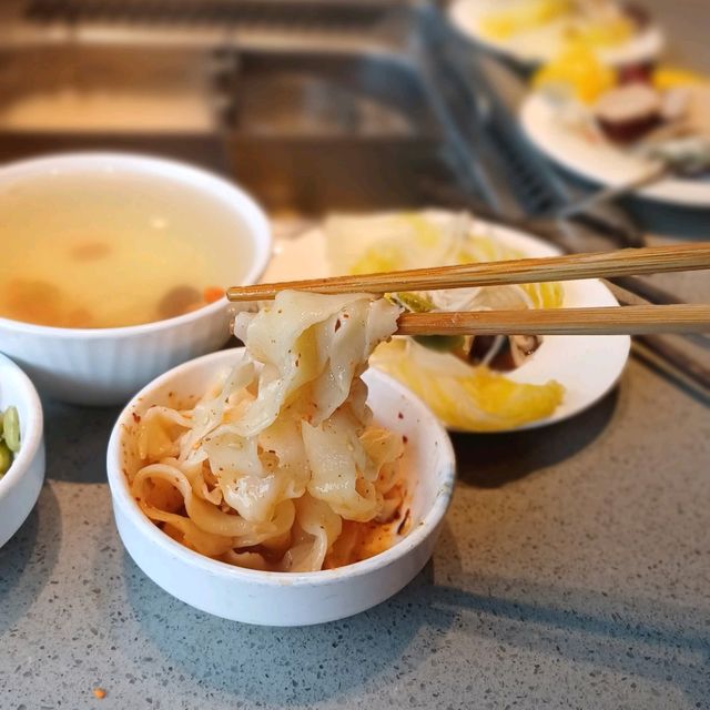 絕美窗邊包廂位！羊肉，豬腦，巴沙魚，手拉麵，美味海底撈！