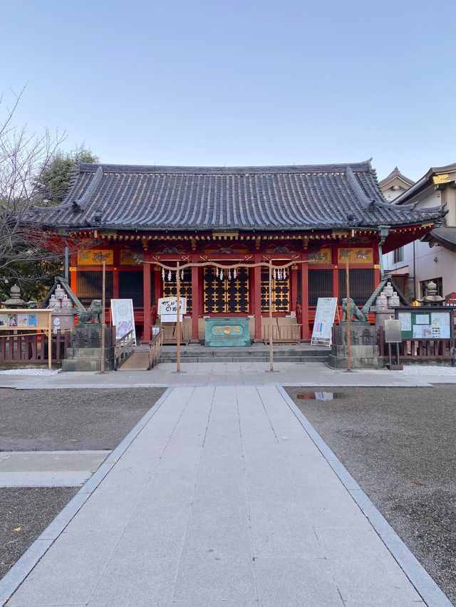 朱色の美しい浅草神社