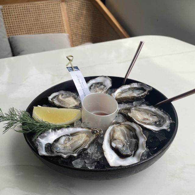 Good Atmosphere with Fresh Oyster