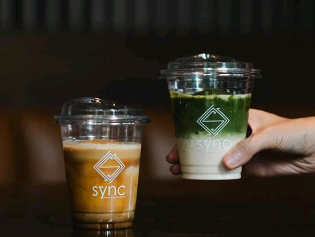 คาเฟ่สุดเท่ คุมโทนสีดำ กาแฟดี อาหารอร่อย
