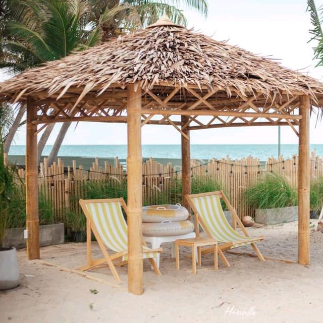 คาเฟ่สุดชิล สีสันสดใส ริมชายหาดชะอำ