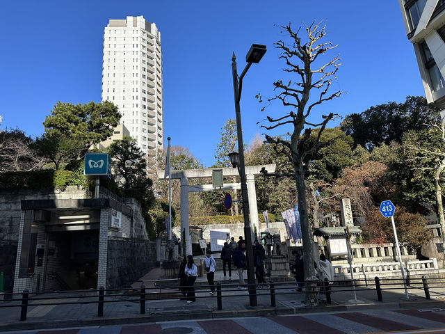 東京・乃木坂。以前は幽霊坂とも呼ばれていた『乃木坂』  