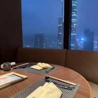 「海景鐵板燒餐廳，服務有禮貌。」