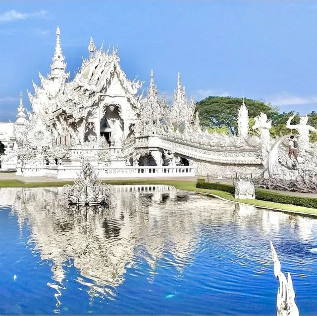 🤍 Getting lost in this intriguing White Temple 😍