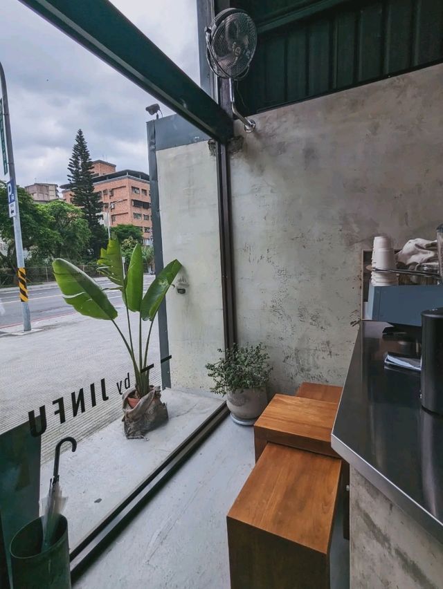 水泥牆、鐵皮屋，大馬路邊的工業風咖啡：得正咖啡
