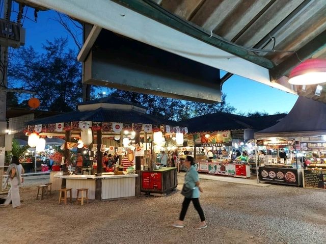 ตลาดยามค่ำริมหาดอ่าวนาง