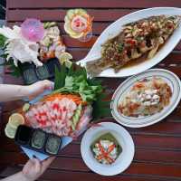 ซีฟู๊ดสดๆ กับวิวทะเลเขาสามมุข