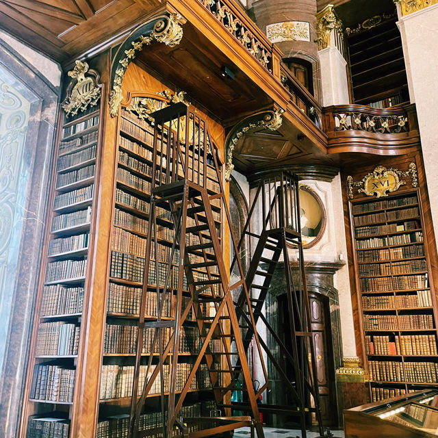 走進哈利波特場景～維也納國家圖書館