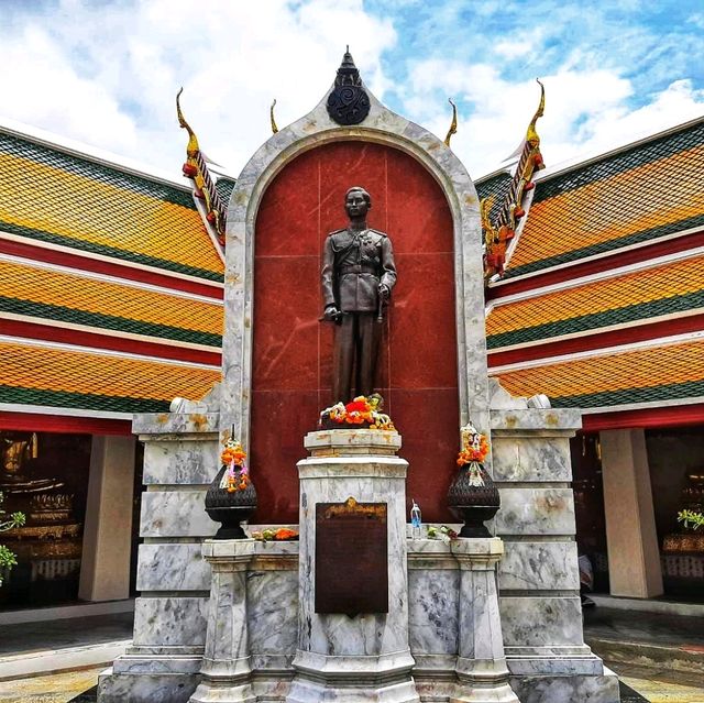 สักการะพระศรีศากยมุนี ที่วัดสุทัศนเทพวราราม 