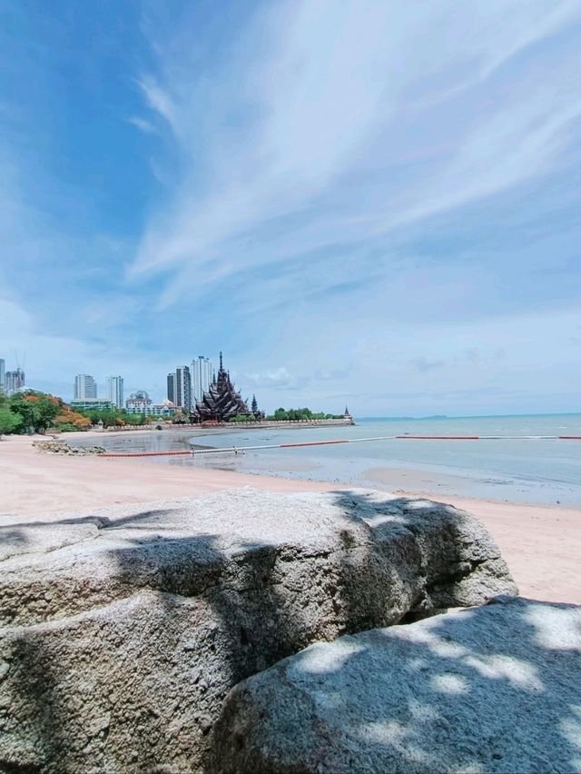 รีสอร์ทสระว่ายน้ำสวยติดชายหาด