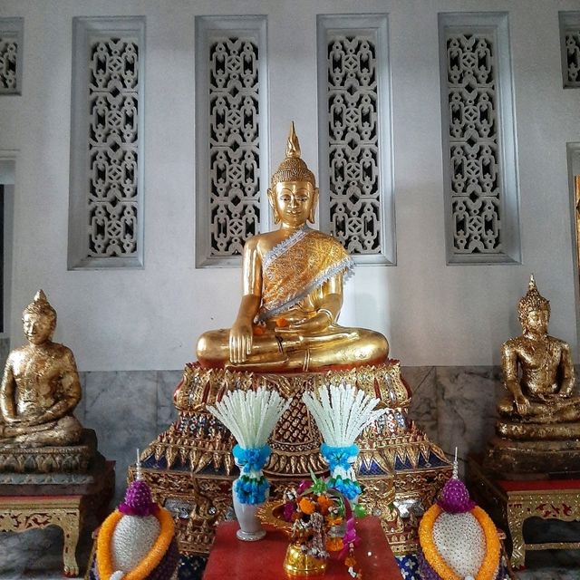 สักการะหลวงพ่อสุโขและพระพุทธรูปศิลา ที่วัดหนังฯ