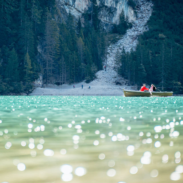 🇮🇹 A crystal blue lake-Lago di Braies