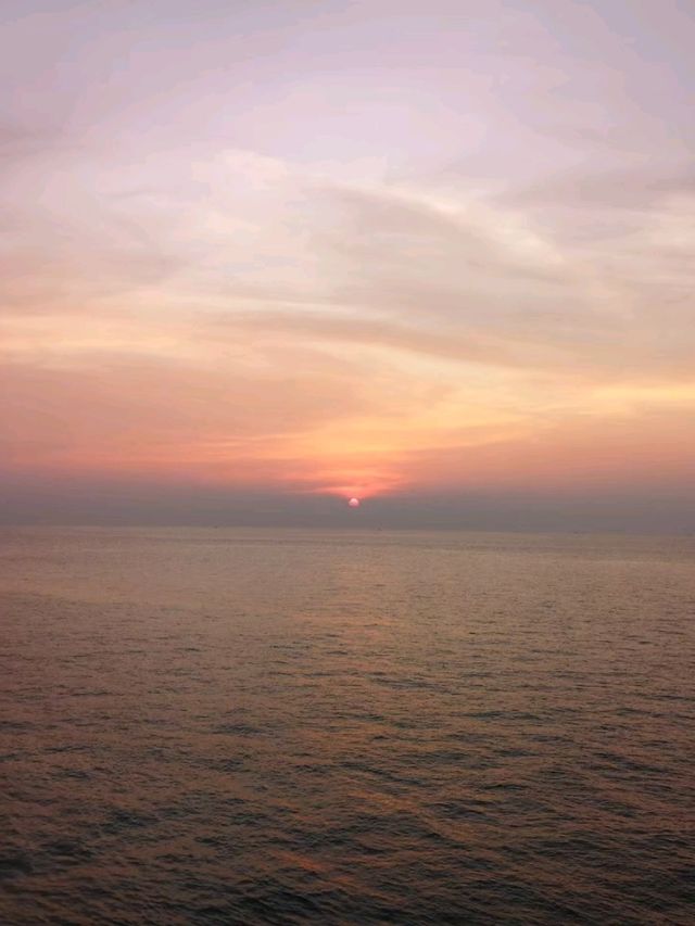 ชมพระอาทิตย์ตกช่องเขาขาด เกาะสีชัง