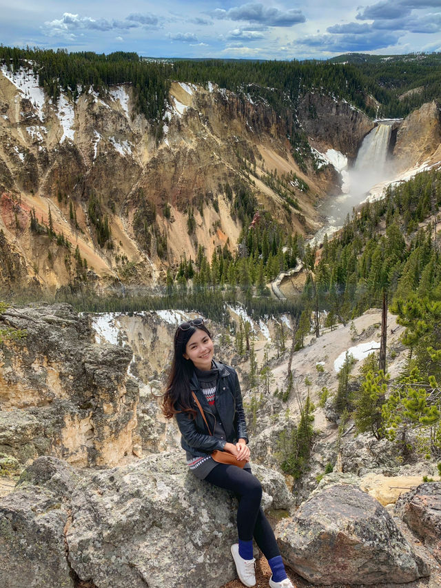 Exploring Yellowstone National Park:Geysers, Wildlife, and a Stay at Old Faithful Inn