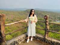 วัดสิรินธรวรารามภูพร้าว - ยลความงามวัดเรืองแสง