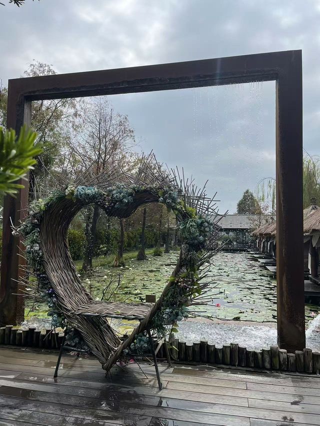 偽出國秒飛峇里島！屏東里港「水明漾活蝦景觀餐廳」絕美蓮花池與發呆亭帶你享受南洋氛圍
