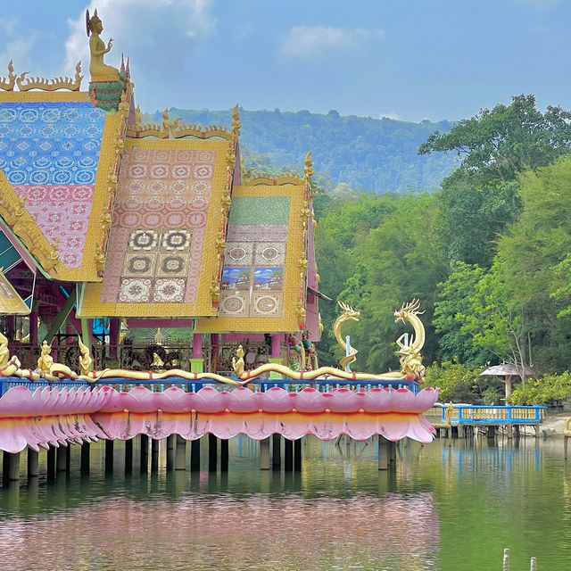 โบสถ์สีชมพูกลางน้ำ วัดน้ำตกธรรมรส จังหวัดระยอง