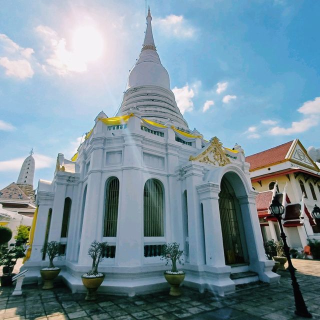泰國曼谷標誌性皇家古跡寺廟景點:Wat Phitchaya Yatikaram Worawihan，雄偉白色巨塔，適合打卡拍照📸。