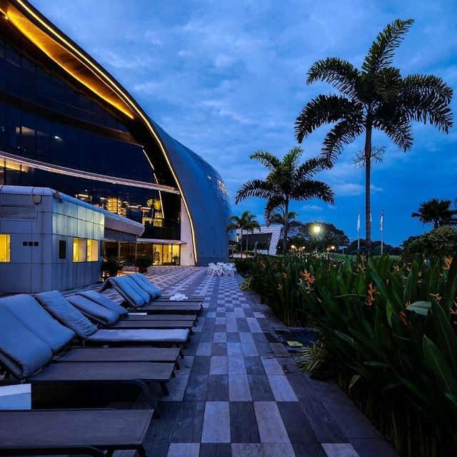 Plane-Watching by the Pool?