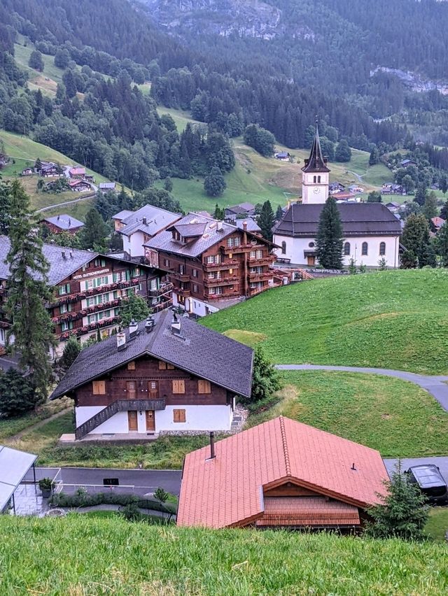 世界最美的山城，前往少女峰必經的仙氣小鎮：格林德瓦 Grindelwald 
