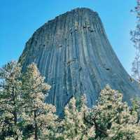 Exploring Devils Tower in Wyoming: A Natural Wonder You Can’t Miss 🇺🇸