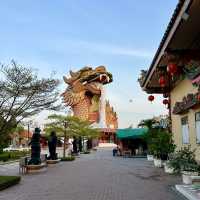 เที่ยวสุพรรณบุรี ชมมังกรยักษ์ 