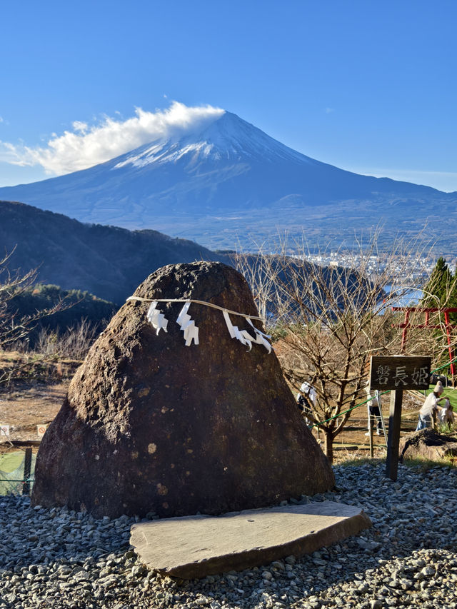 富士遙拜所，可以同時拍到鳥居及富士山