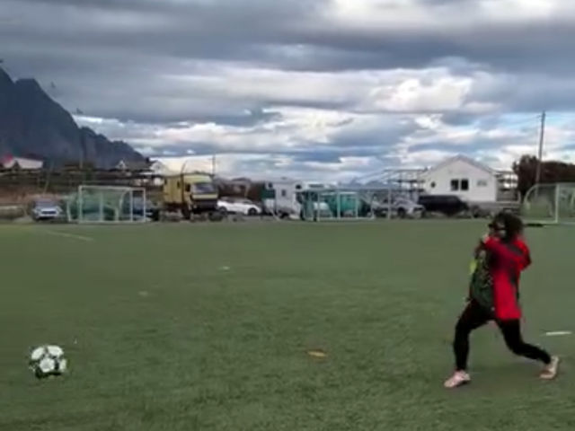 去Henningsvær世界盡頭的足球場⚽️踢足球去