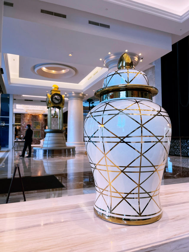 Waldorf Astoria Dubai - the Definition of Opulence and Elegance