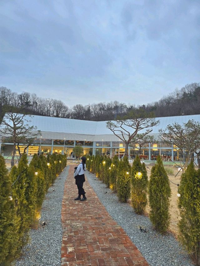 야외정원과 넓은 공간이 인상적인 함안카페💚