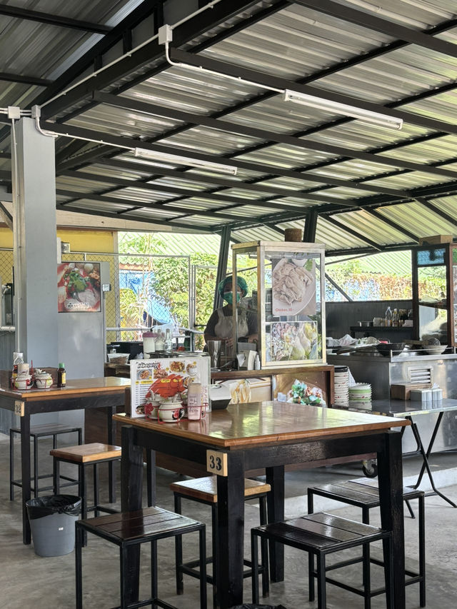 ร้าน “แก้วกะเพราปู x DND CAFE” 