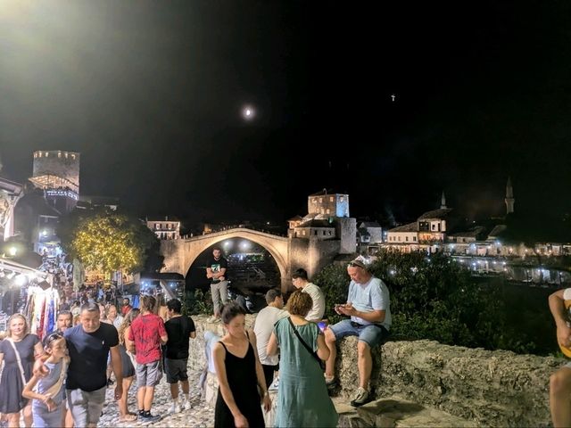 夜のモスタル　旧市街の古橋スタリモスト