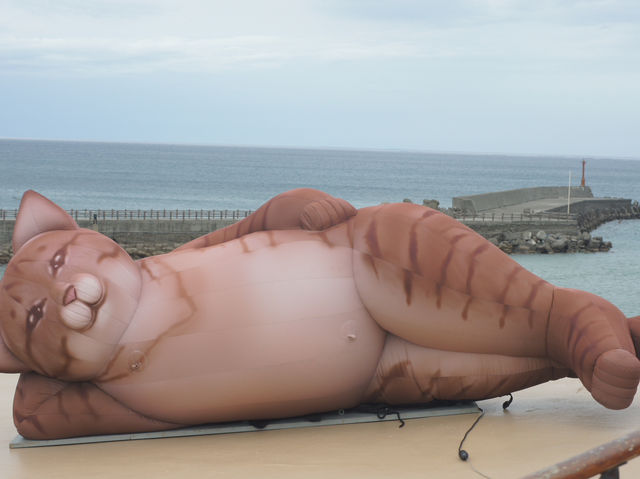 🌊 擁抱海風，沉浸藝術的饗宴！🌊 看海美術館等你來探索！🎨🍜