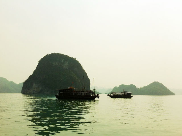 ล่องเรือชิลๆ ชมวิวสุดอลังที่ฮาลองเบย์