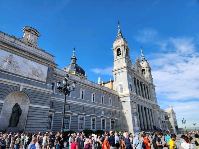 [🇪🇸マドリード] マドリードの歴史的な美しさを感じるアルムデナ大聖堂