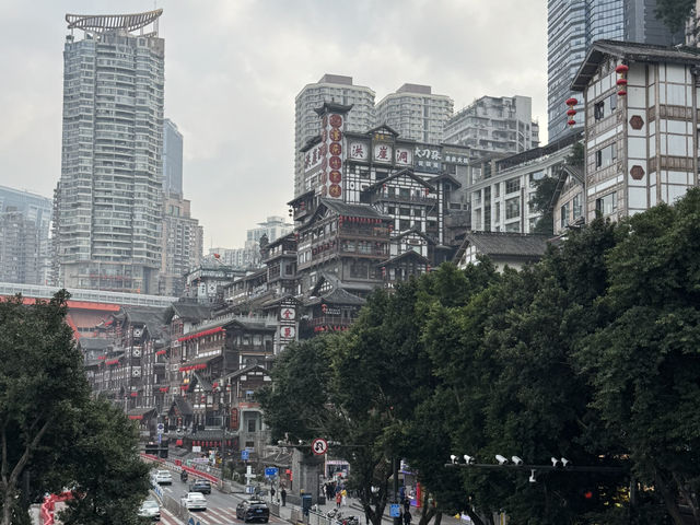 Daylight Drama: Capturing Hongya Cave’s Cliffside Majesty