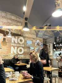 구글맵 평점 4.8에 빛나는☕️ 부다페스트 9BAR 카페