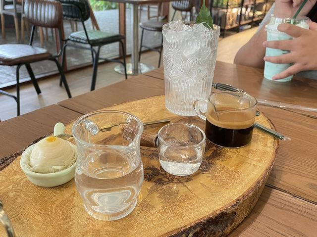 คาเฟ่กลางสวนป่าไม้หอมกฤษณา 🌿🍃 มีสุขฟาร์ม 🌿🍃