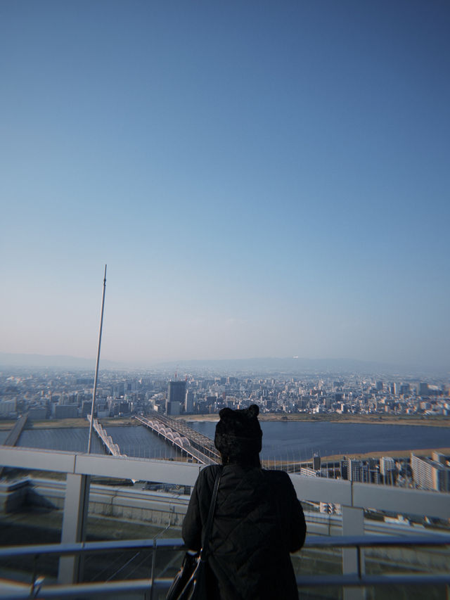 ชมวิวโอซาก้าแบบ 360 องศาที่ Umeda Sky Building