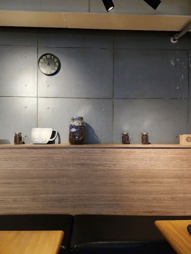 【バンコク】アソーク駅近くの24時間営業カフェ☕