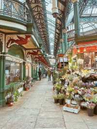 Spectacular main entrance to marketplace from the road