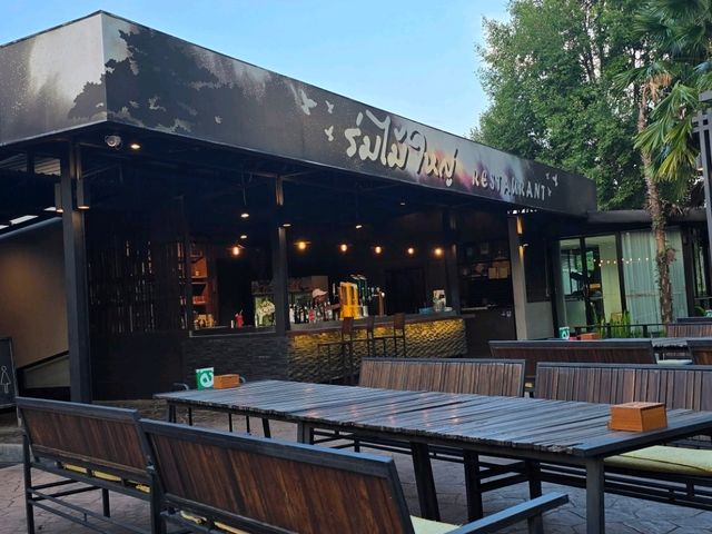 ร้านนั่งชิว ร่มไม้ใหญ่ แพร่ บรรยากาศดีเวอร์