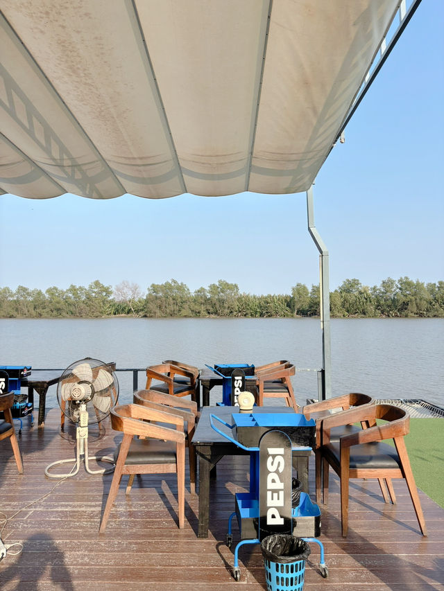 มีน้ำมีปลา ร้านอาหารริมน้ำบางปะกง ที่แปดริ้ว