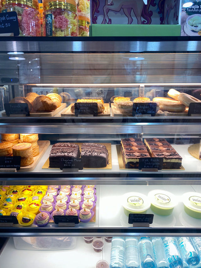 🍣🍰🛏️ : A delicious day in Kota Bharu! 