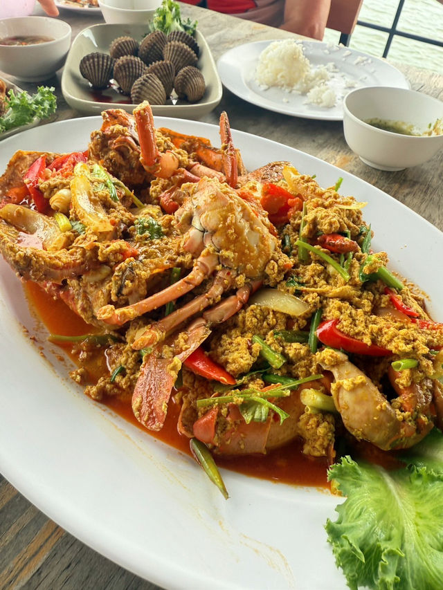 อาหารทะเลสด อร่อย ต้องร้านลมพันท้าย สมุทรสาคร